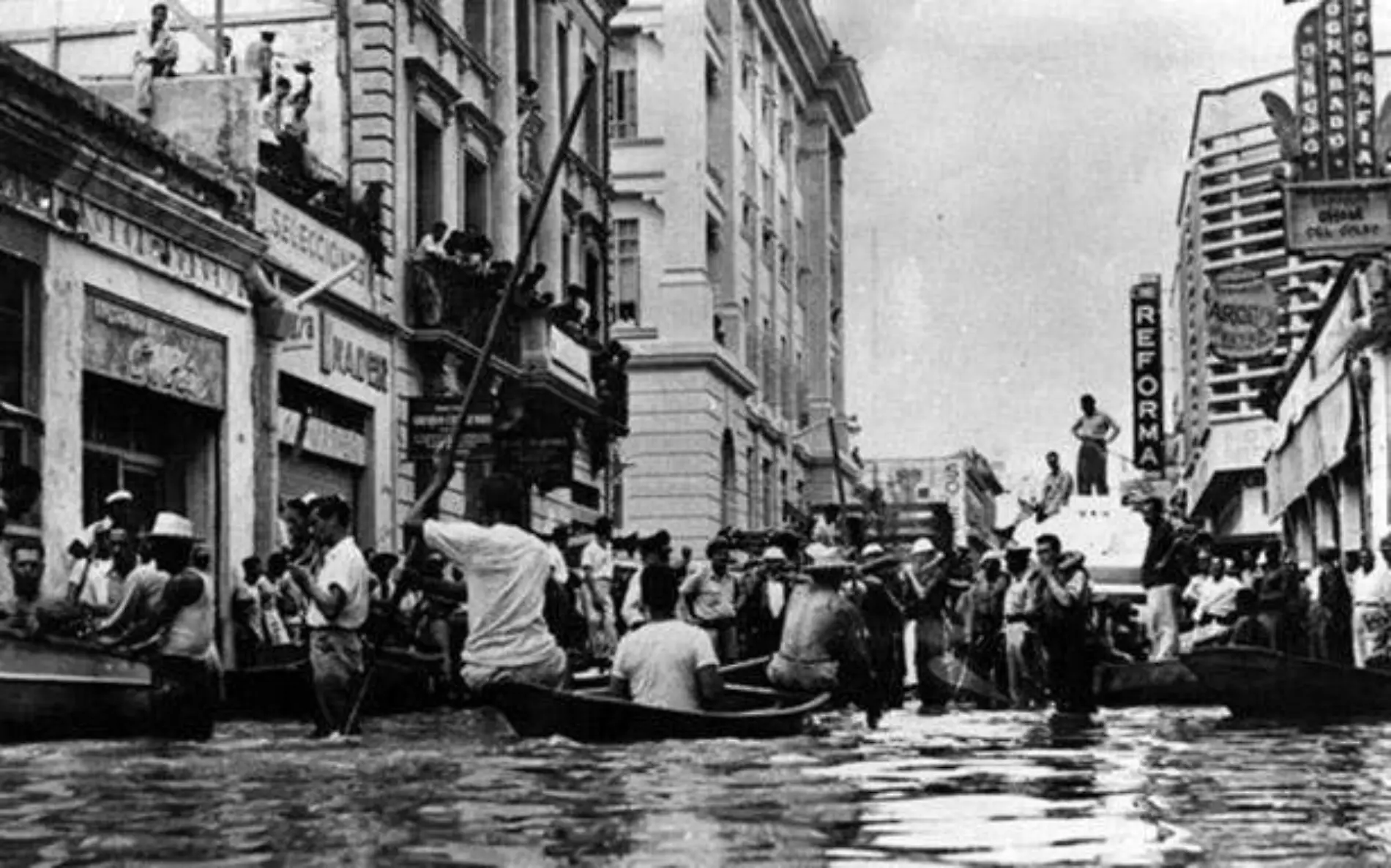 Las calles y edificios del viejo Tampico quedaron como testistgos de la angustia que s evivió aquellos días. Mediateca INAH